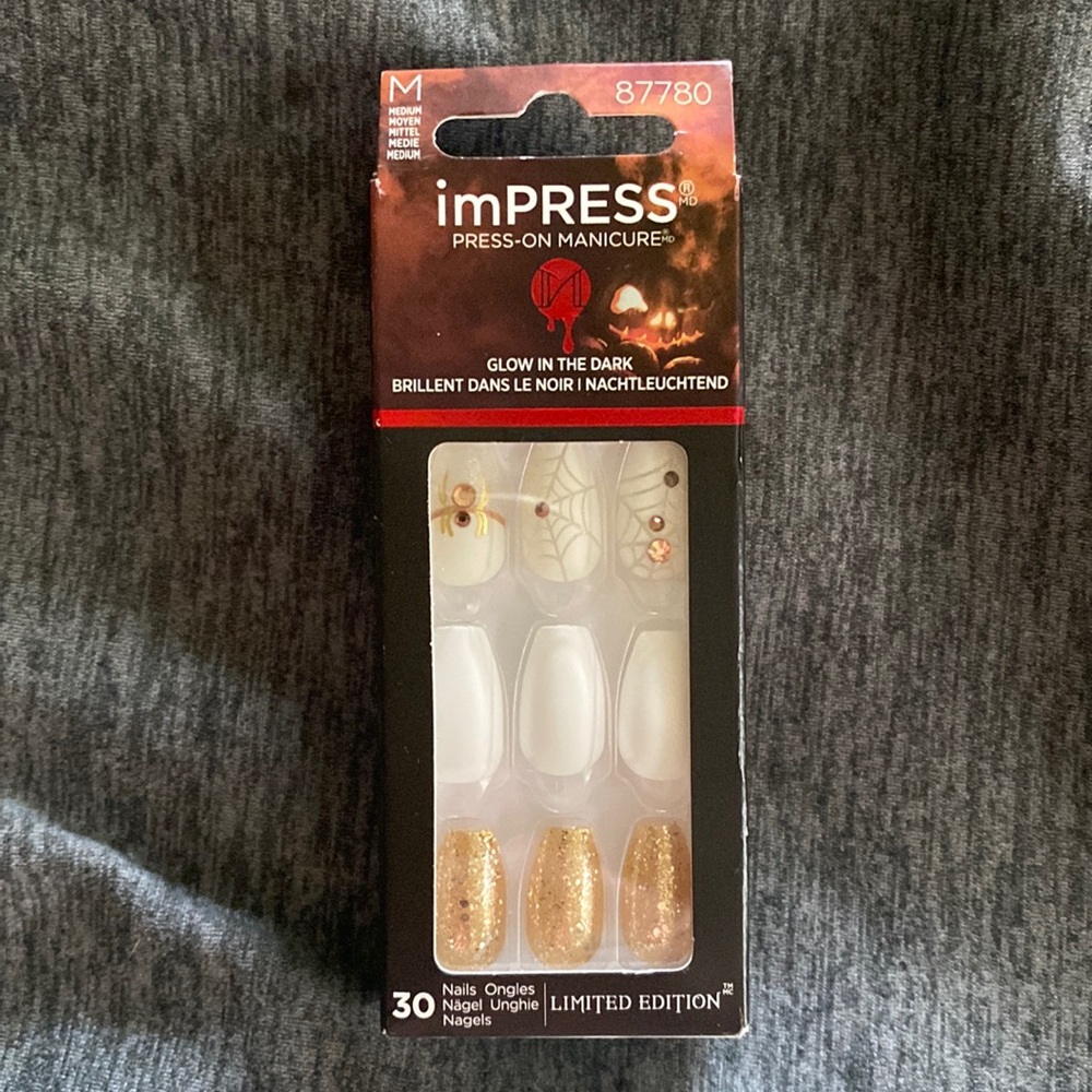 imPRESS medium coffin nails glow in the dark